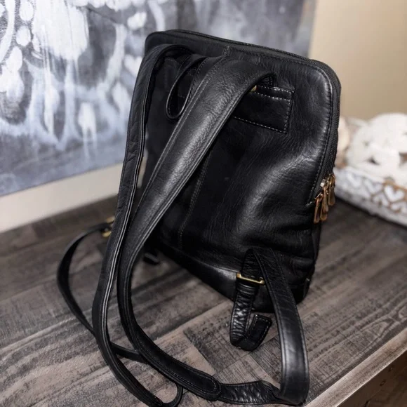 Le Donne Leather Riverwalk Women's Backpack - Picture 6 of 10